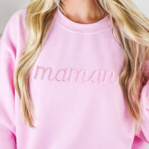 crewneck rose maman brodé pastel porté par une femme blonde