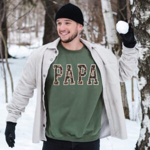papa chasseur crewneck brodé camouflage porté en forêt par un homme