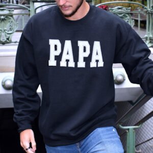 crewneck papa style varsity appliqué poly twill noir devant escalier montréal