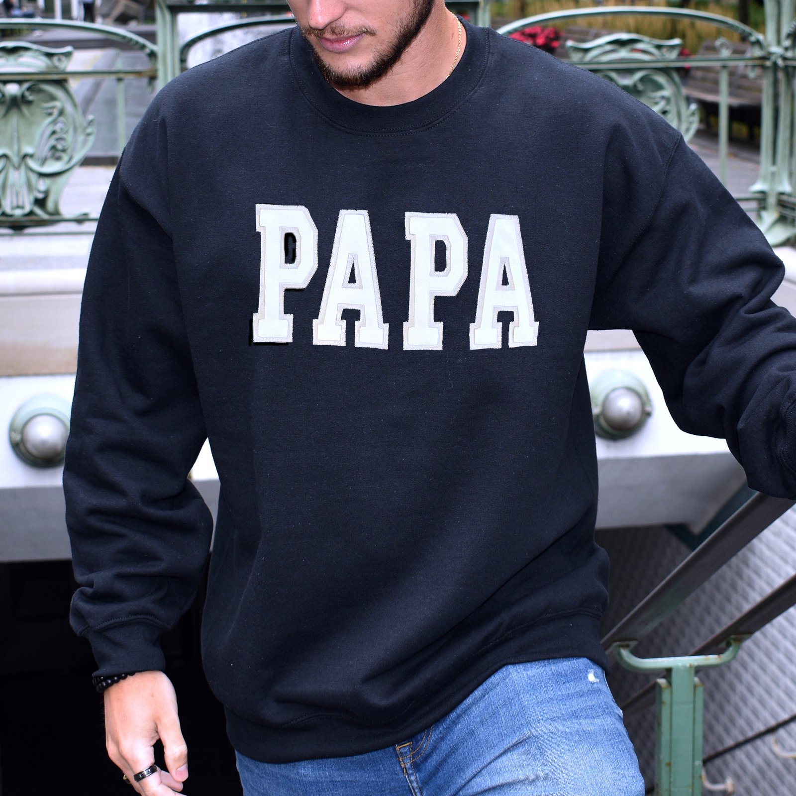 crewneck papa style varsity appliqué poly twill noir devant escalier montréal