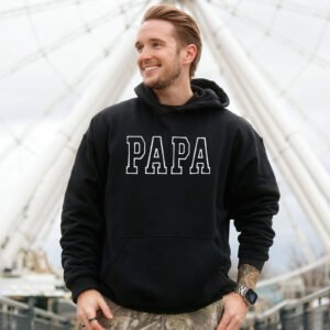 crewneck noir papa style collégial brodé porté par homme extérieur montréal