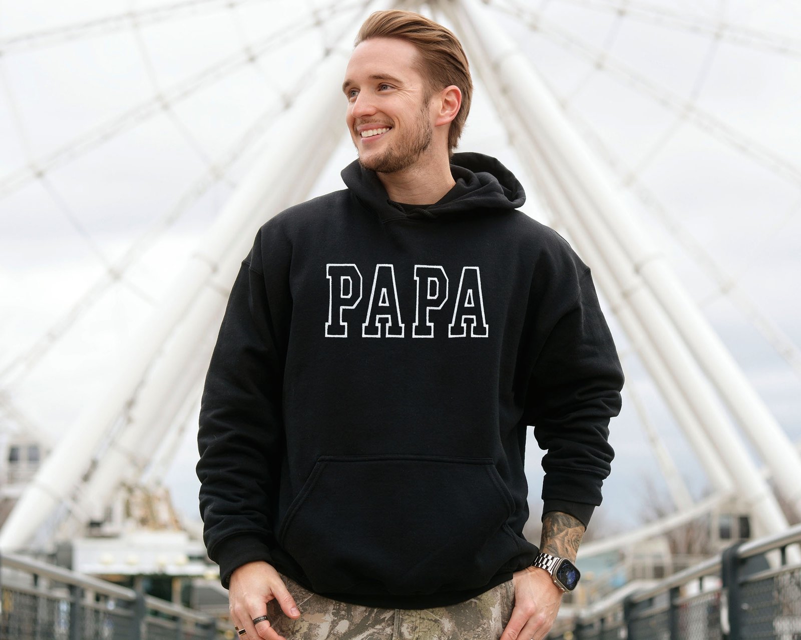 crewneck noir papa style collégial brodé porté par homme extérieur montréal