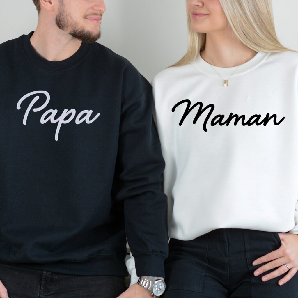 couple portant des crewnecks papa noir et maman blanc brodés
