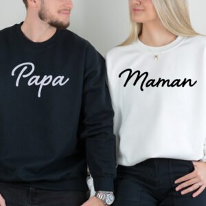 couple portant des crewnecks papa noir et maman blanc brodés