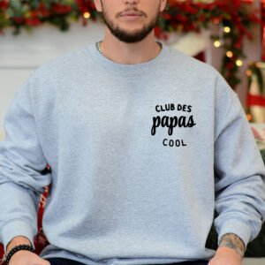 chandail gris brodé club des papas cool porté par un homme assis