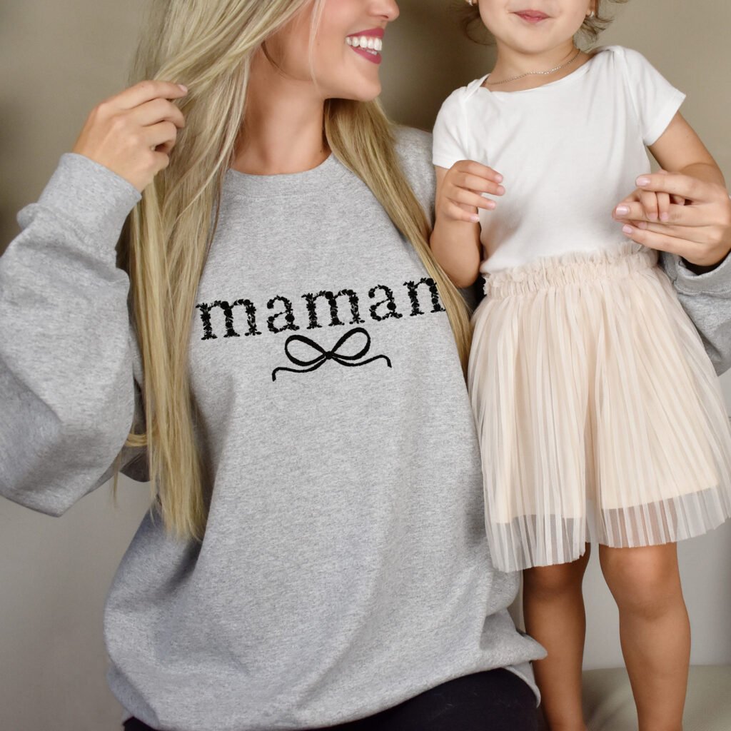 maman florale crewneck ash brodé porté par une maman et son enfant