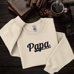 crewneck papa brodé style sport posé sur fond rustique