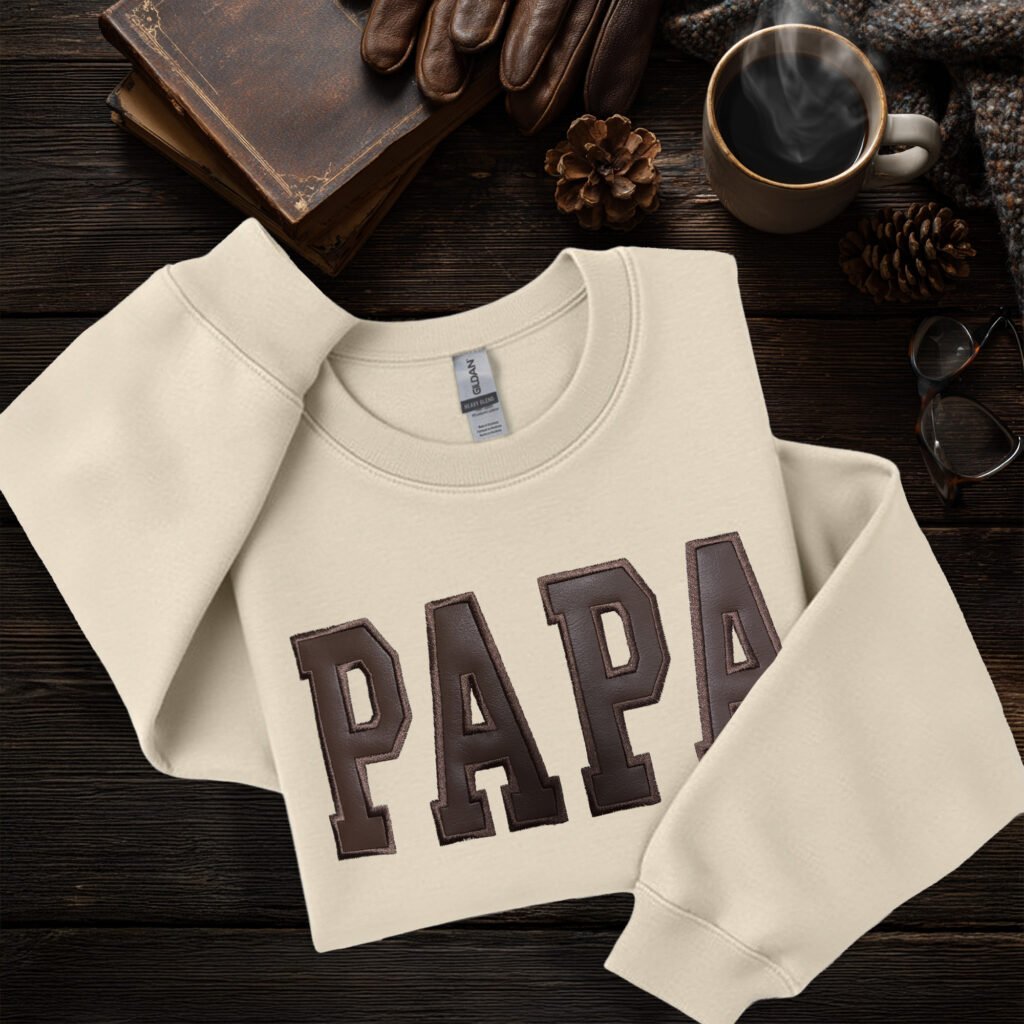 crewneck papa héritage lettres faux cuir sur fond bois rustique