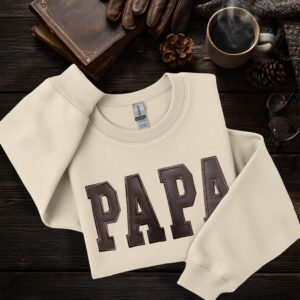crewneck papa héritage lettres faux cuir sur fond bois rustique