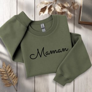 coton ouaté vert olive maman brodé noir posé sur table en bois