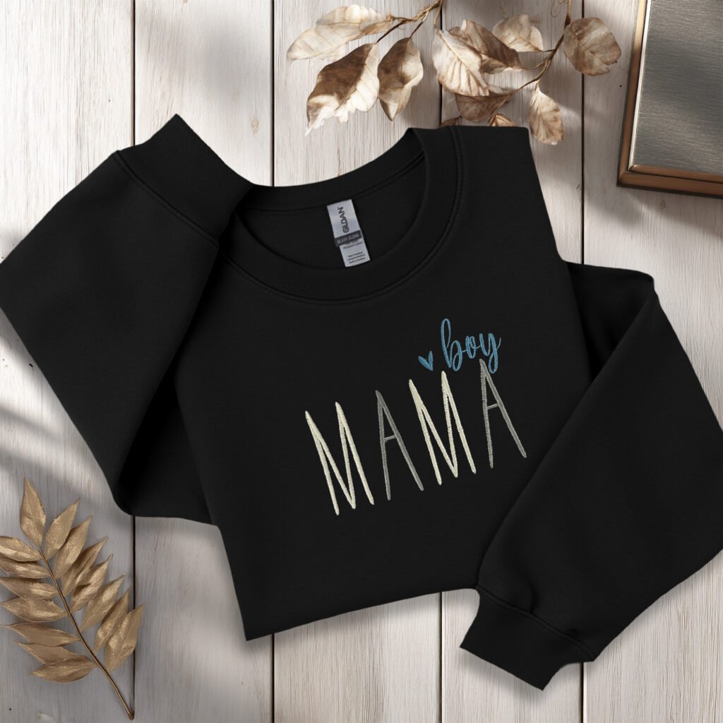 crewneck brodé boy mama personnalisé posé sur fond bois