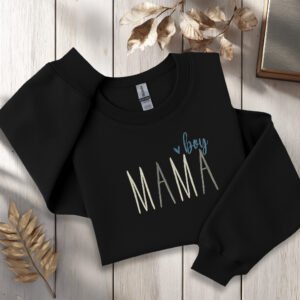 crewneck brodé boy mama personnalisé posé sur fond bois