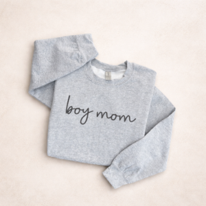 Boy Mom – Crewneck brodé personnalisé | Chandail maman de garçons | Sweatshirt maman personnalisé | Cadeau fête des mères
